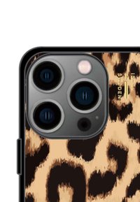 Close-up van een camera-module van een smartphone op een luipaardprint hoesje, waarbij drie lenzen en een cirkelvormige flitser worden benadrukt.