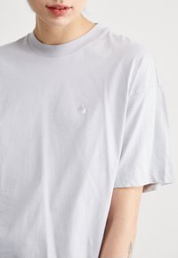 Carhartt WIP CHESTER - T-shirts - sonic silver