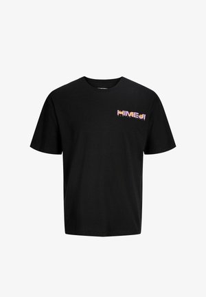 Mustast puuvillasest T-särk lõdva lõikega, vasakul rinnal roosa ja valge graafikaga, ümmargune krae ja lühikesed varrukad.