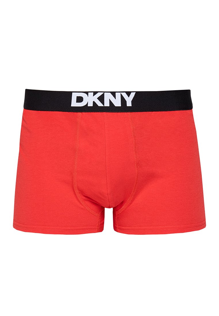 Czerwone bawełniane bokserki z czarnym pasem, na którym znajduje się biały napis "DKNY". Klasyczny krój, gładka tekstura i detale w szwach.