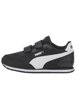 Czarne buty sportowe z białymi akcentami, z tkaninową cholewką, z rzepami i teksturowaną gumową podeszwą. Widoczne logo PUMA.