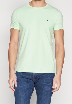 Lysegrøn kortærmet t-shirt med rund halsudskæring og et lille logo på venstre bryst. Lavet af glat bomuldsstof.