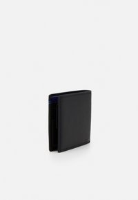 Portafoglio in pelle nera con una texture liscia, design a portafoglio pieghevole e scomparti interni per carte. Presenta dettagli blu lungo il bordo.