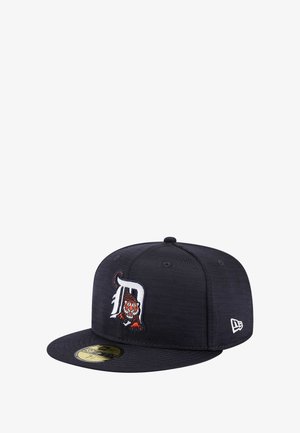 Zwarte pet met platte klep van gestructureerde stof, met een witte letter 'D' en een gekleurd tijgerlogo. Voorzien van een gouden maatsticker op de klep.