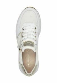 Sneaker bianco con tomaia in tessuto texturizzato, accenti dorati e lacci. Presenta una cerniera laterale e un colletto imbottito per il comfort.