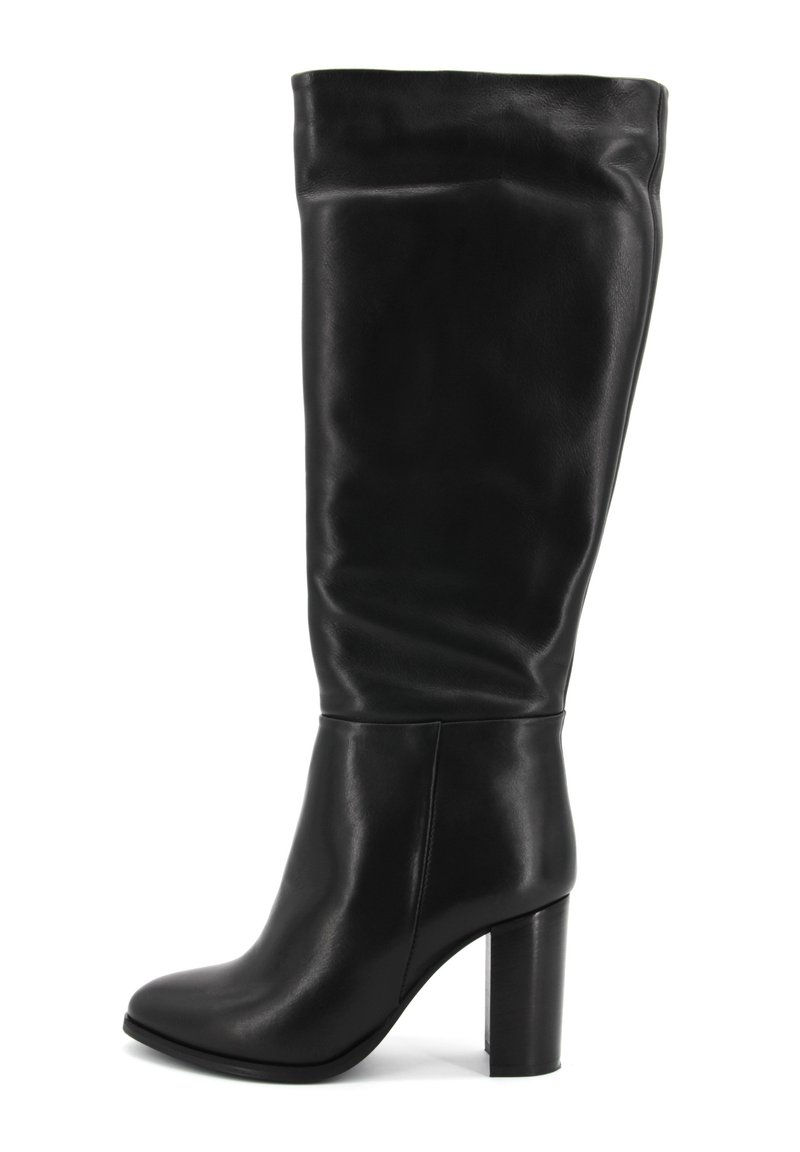 Stivali alti fino al ginocchio in pelle nera con punta arrotondata, tacco spesso, design morbido e superficie liscia. Accenti minimi e nessun elemento metallico visibile.