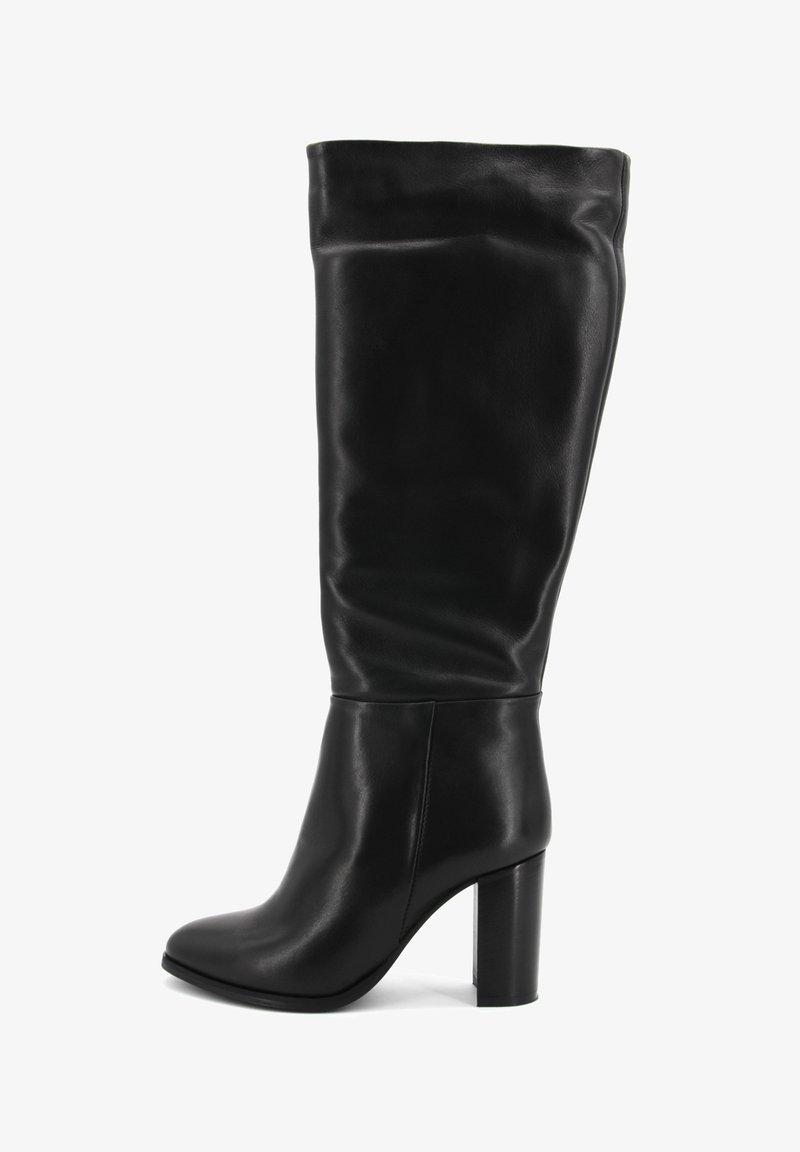 Stivali alti fino al ginocchio in pelle nera con punta arrotondata, tacco spesso, design morbido e superficie liscia. Accenti minimi e nessun elemento metallico visibile.