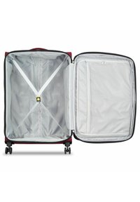 Valigia rossa con apertura con zip, caratterizzata da un interno grigio, cinghie a forma di X e una tasca in rete su un lato per l'organizzazione.