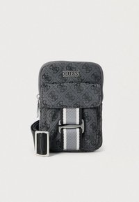 Γκρι υφασμάτινη τσάντα ώμου με λογότυπο, κλείσιμο με φερμουάρ και ριγέ ρυθμιζόμενο ιμάντα· διαθέτει υφή με μοτίβο και ασημένιες μεταλλικές λεπτομέρειες.