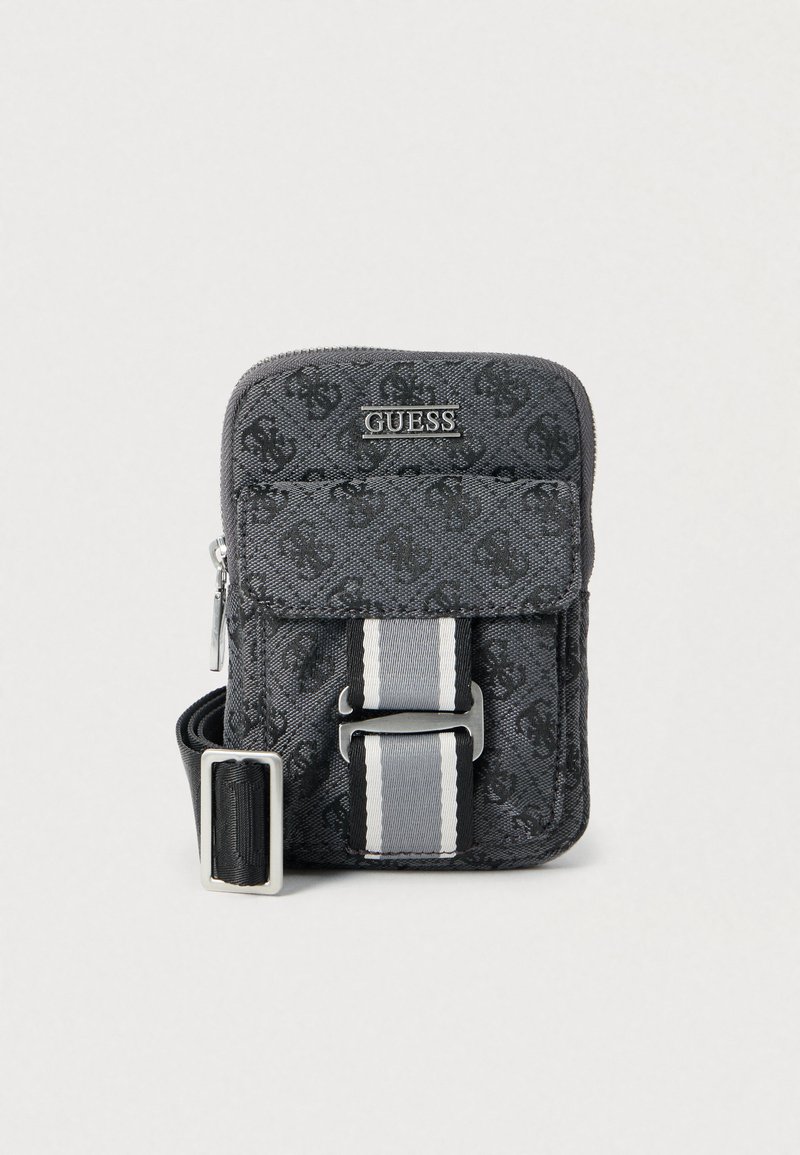 Harmaa kangaslaukku läpikululla, jossa on logo, vetoketjusuljin ja raidallinen säädettävä olkahihna; laukussa on kuvioitu pintakuvio ja hopeanväriset metalliosat.