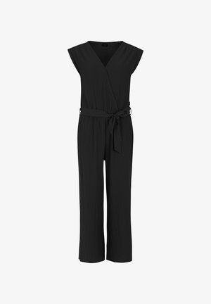 Zwarte, mouwloze jumpsuit met een wikkelontwerp, een ceintuur in de taille, wijde pijpen en een gestructureerde stof. Minimalistische stijl zonder versieringen.