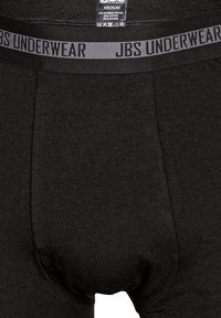Boxer neri realizzati in 65% viscosa di bambù, 30% cotone e 5% elastan. Presentano un'ampia vita in elastan con il logo "JBS UNDERWEAR".