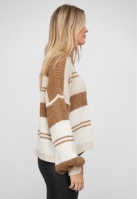 Strickpullover mit horizontalen Streifen in Beige und Braun. Lockere Passform mit überschnittenen Schultern und gerippten Bündchen, strukturierter Stoff.