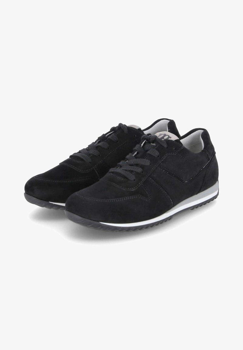 Schwarze Wildleder-Sportschuhe mit abgerundetem Bereich, Schnürdesign, weißer Sohle und dezenten Nähdetails. Strukturierte Gummi-Außensohle für Grip.