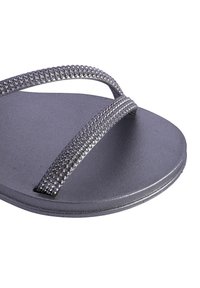 Chanclas grises con doble tira de purpurina, suela redondeada y diseño plano para un uso fácil.
