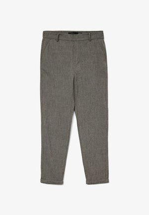 Grijze tapersharing herenkostuumpantalon met riemlussen, zijzakken en omgeslagen onderkanten, gemaakt van gestructureerde stof.
