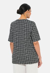 Ulla Popken ZIGZAG SHORT SLEEVE V-NECK  - Camiseta estampada - black