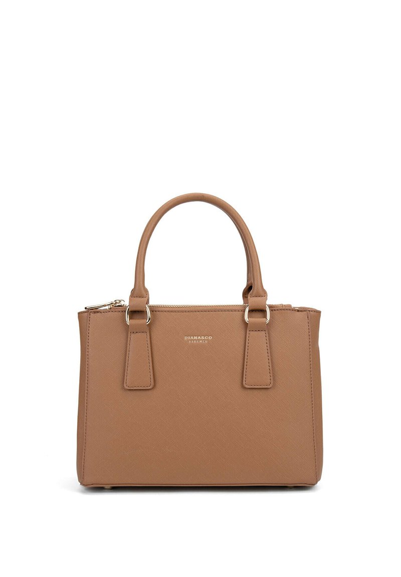 Borsa a mano strutturata di colore tan, realizzata in materiale simile alla pelle. Presenta due manici superiori, una chiusura con zip e un discreto dettaglio del logo sulla parte anteriore.