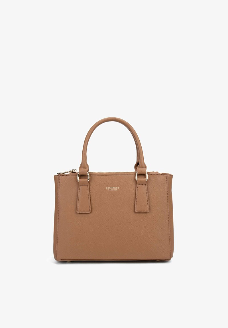 Borsa a mano strutturata di colore tan, realizzata in materiale simile alla pelle. Presenta due manici superiori, una chiusura con zip e un discreto dettaglio del logo sulla parte anteriore.