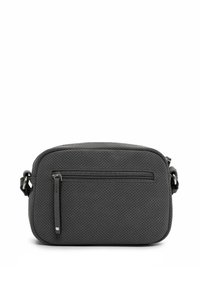 Šedá crossbody taška s perforovanou texturou, obdélníkovým tvarem, vrchním zipovým uzavřením a přední kapsou na zip. Součástí je nastavitelné ramínko.