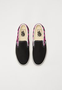 Chaussures noires à enfiler avec un motif en damier rose et noir autour de l'ouverture et des semelles en caoutchouc blanches. Design en toile plat.