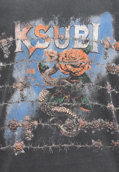 Μαύρο γραφικό μπλουζάκι με φίδι τυλιγμένο γύρω από ένα μεγάλο πορτοκαλί τριαντάφυλλο, διακοσμητικά με αγκαθωτό σύρμα και το κείμενο "KSUBI" σε έντονα λευκά γράμματα.