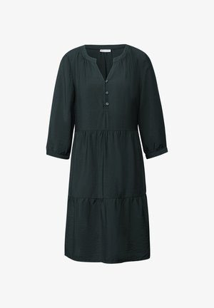 Abito a balze di un verde scuro realizzato in tessuto leggero, con maniche a tre quarti, scollatura a V e dettagli di bottoni sul davanti.
