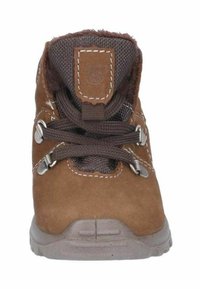 Bota de senderismo de ante marrón con cordones marrones oscuros, detalles en plata, collar acolchado y forro de tela texturizada. Suela de goma con patrón de tracción.