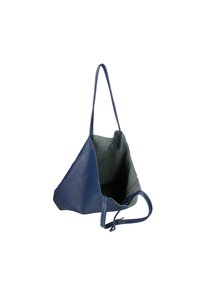 Blauwe leren tote bag met een driehoekige vorm en een grijze vilt binnenkant. Voorzien van lange handvatten en een minimalistisch ontwerp met zichtbare stiksels.