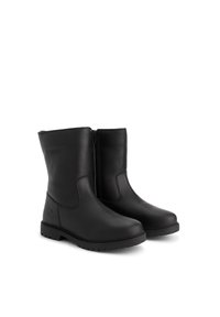 Botas de tobillo de cuero negro con un acabado suave, que cuentan con un cierre lateral de cremallera, punta redonda y una suela de goma texturada para mayor agarre.