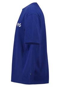 Sininen puuvillainen t-paita lyhyillä hihoilla, jossa on pyöreä kaula-aukko ja valkoinen logo painettuna etupuolelle. Sujuva pinta ja suora malli.