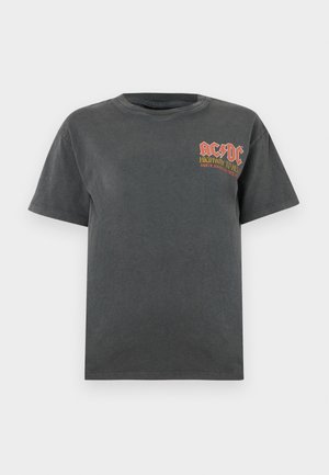 Tamno siva pamučna majica s okruglim izrezom. Sadrži crveno-žuti AC/DC logo i tekst na lijevoj strani prsnog područja. Kratki rukavi, opušteni kroj.