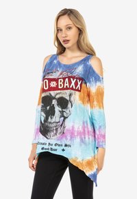Kurzarm-T-Shirt mit Batikmuster in Blau, Orange und Pink. Mit einem Totenkopf-Graphic und Text auf der Vorderseite. Asymmetrischer Saum. Weicher Stoff.