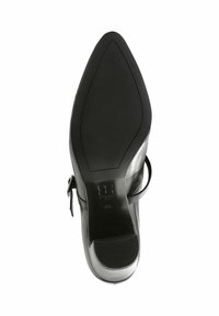 Černá kožená vysoká padací bota se špičatou špičkou, detaily popruhu a texturovanou gumovou podrážkou. Hladký povrch s elegantním siluetou.