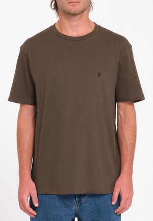Braun Baumwoll-T-Shirt mit rundem Halsausschnitt, kurzen Ärmeln und einem kleinen schwarzen Logoakzent auf der Brust. Gerader Saum.