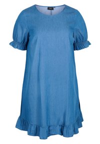 Vestido de mezclilla en azul claro, con mangas cortas abullonadas con acentos de volantes, escote redondo y dobladillo con volantes.