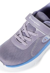 Scarpa sportiva in mesh viola con fascia velcro, design con lacci e un accento azzurro chiaro sulla suola, arricchita da dettagli in superficie testurizzati.