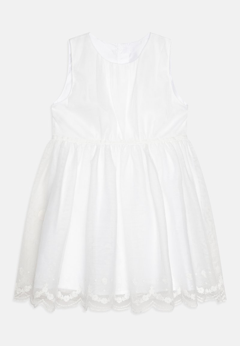 Robe blanche sans manches en tissu léger, présentant une jupe évasée et une bordure en dentelle festonnée à l'ourlet. Design simple et classique.