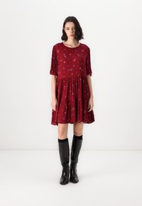 Tommy Jeans FLORAL TIERED DRESS - Dnevna haljina - red