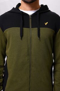 Hoodie mit Reißverschluss in einem olivgrünen und schwarzen Farbblock-Design, aus weichem Stoff gefertigt und mit einem kleinen goldenen Vogel-Logo auf der Brust.
