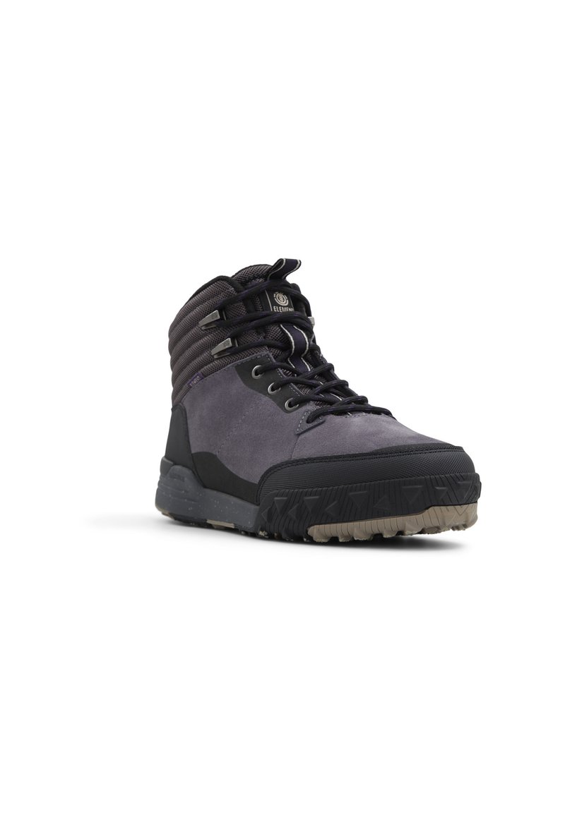 Lila und schwarze wasserdichte Wanderschuhe mit strukturiertem Wildleder-Obermaterial, Gummispitze und robustem Sohlenprofil mit aggressivem Profil.