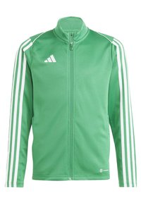 Giacca sportiva verde con cerniera frontale, colletto alto, accenti bianchi a tre strisce sulle maniche e texture in poliestere liscia.