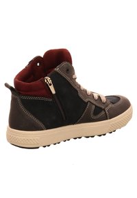 Sneaker a taglio medio in pelle nera e grigia scura, con fodera in tessuto bordeaux, allacciatura frontale e zip laterale per un facile accesso.