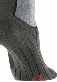 Calzino grigio e nero con finitura testurizzata, caratterizzato da motivi a coste e un tallone imbottito, con accenti rossi nella zona dell'arco.