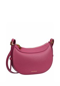 Sac à main en cuir rose avec une forme incurvée, une surface texturée, des garnitures dorées et une bandoulière réglable. Dispose d'une fermeture éclair.