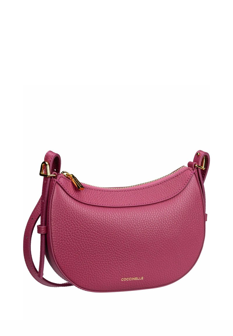 Sac à main en cuir rose avec une forme incurvée, une surface texturée, des garnitures dorées et une bandoulière réglable. Dispose d'une fermeture éclair.