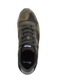 Sneakers pour hommes en olive et noir avec des lacets gris, un col rembourré et un logo Blauer visible sur la languette et la semelle intérieure.