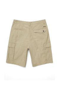 Shorts cargo beiges avec plusieurs poches, dont une poche à rabat boutonnée et une petite étiquette de marque sur le côté droit arrière.