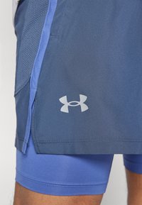 Under Armour LAUNCH - 2-i-1-shorts - downpour gray
