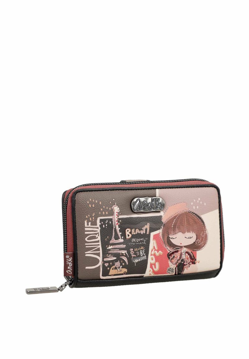 Cartera con cremallera de material sintético, que presenta una ilustración colorida de una niña, la Torre Eiffel y texto. Adornada con una placa de logo.